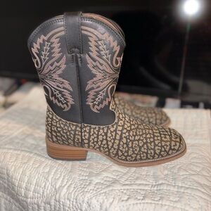 Justin Boots Hayston 384JR Youth Cowboy Leather Boot with a Square Toe.